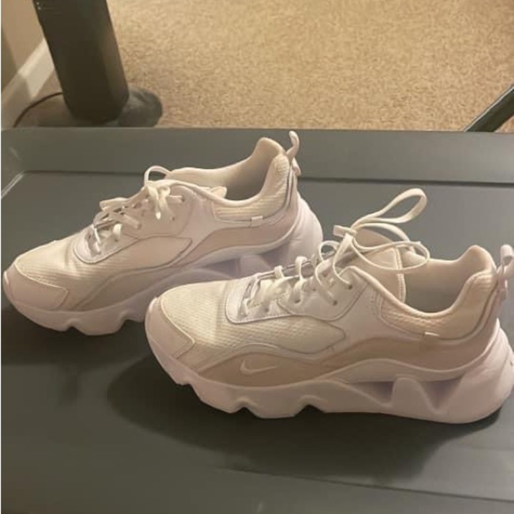Nike RYZ women’s size 10